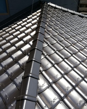 瓦屋根点検　棟も綺麗に並んでいる